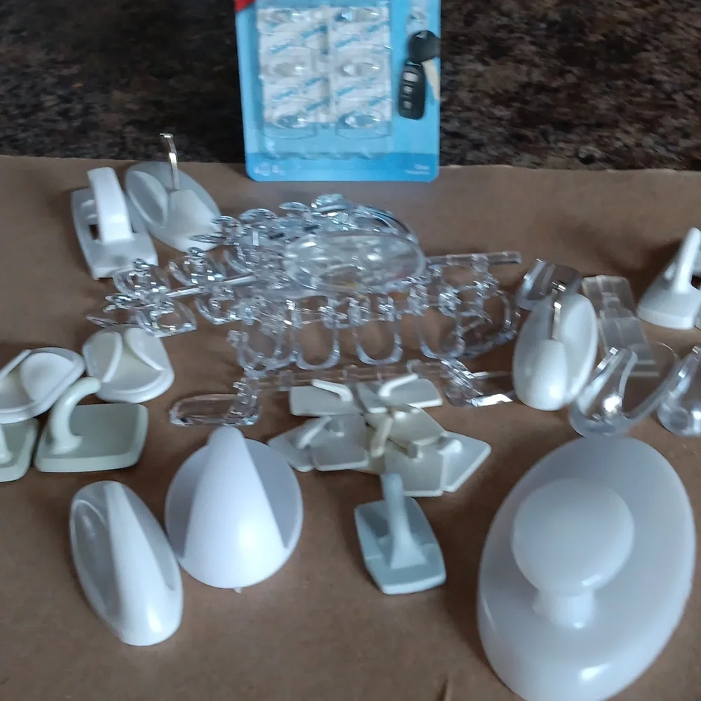 Command plastic hooks - Picture 1 of 10